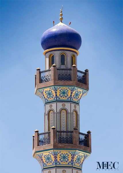 The Minaret of the Sultan Quaboos bin Said’s Al Husin Royal Palace Mosque cladded with royal blue and gold foiled mosaic tiles, custom produced by MEC.