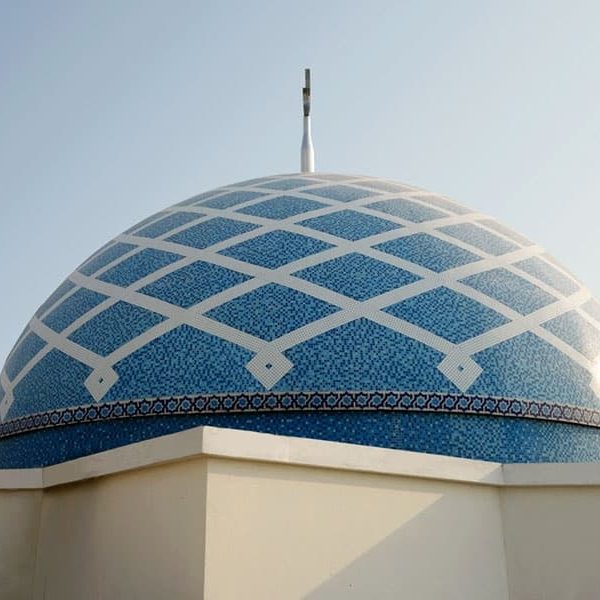 Simple mediterranean criss-cross glass mosaic dome with random mixing blue tiles and a solid bold white lines. A moroccan mosaic border strip runs throughout the dome.