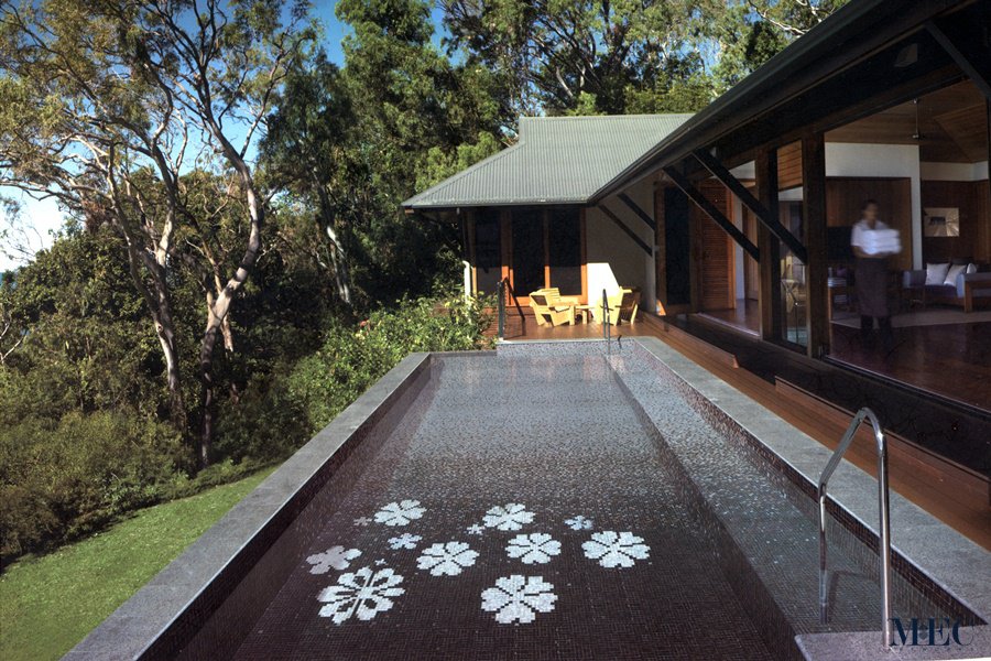 Custom Pools MEC | Glass mosaic pool design with black and grey floral elements.