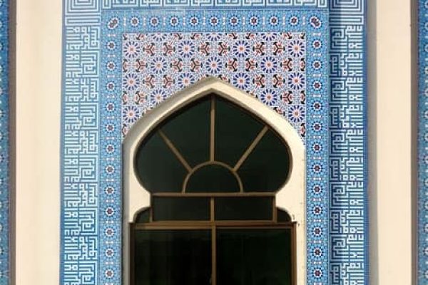 Moroccan glass mosaic tile pattern and kufic arabic calligraphy mosaic. Custom handmade ornamental tiles for mosque by MEC.
